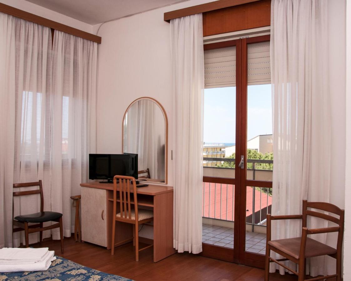 Hotel Rugantino Чезенатіко Екстер'єр фото
