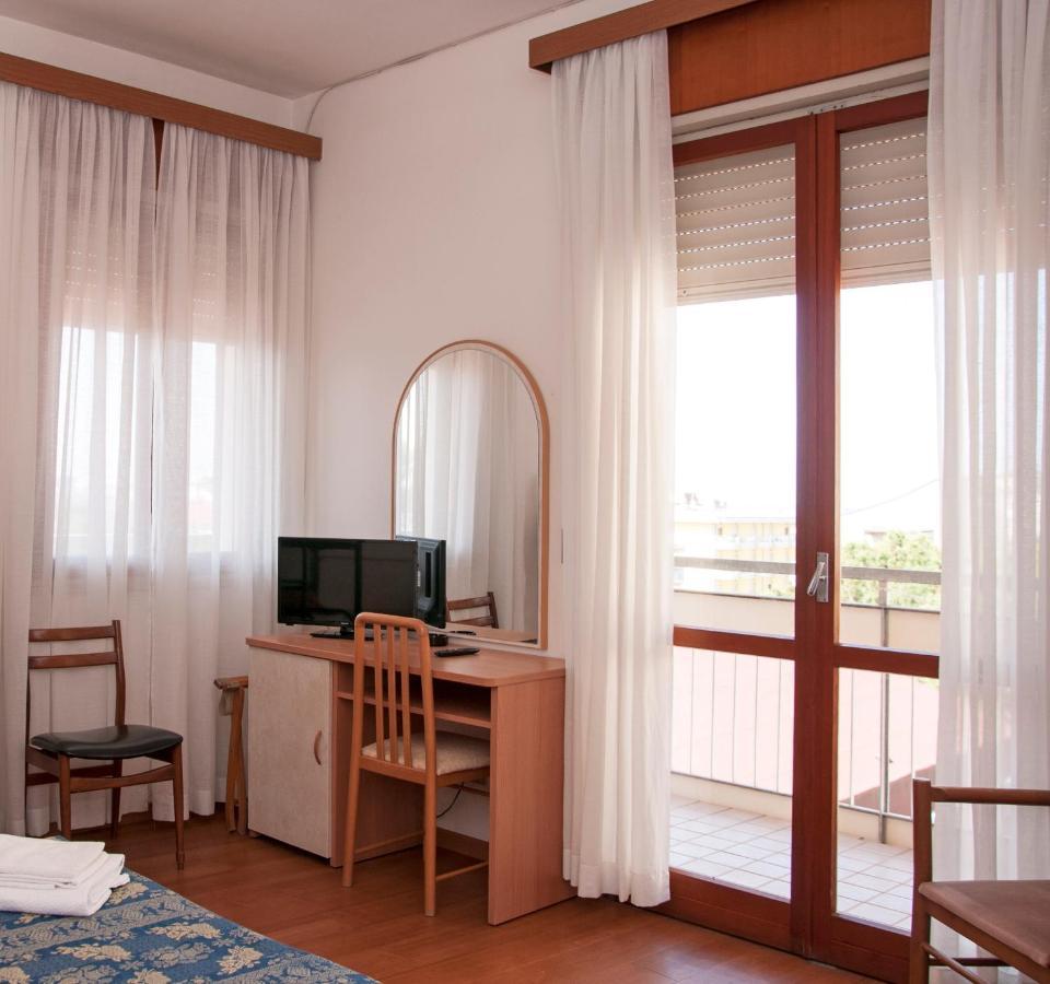 Hotel Rugantino Чезенатіко Екстер'єр фото