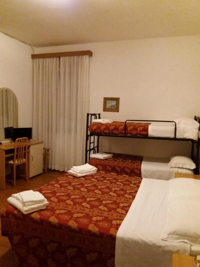 Hotel Rugantino Чезенатіко Екстер'єр фото